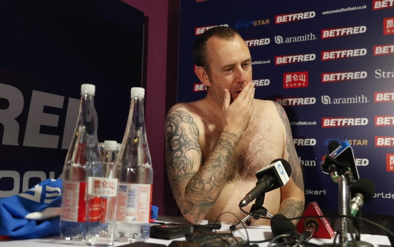 Mark Williams splnil slib a na tiskovku dorazil nahý.
