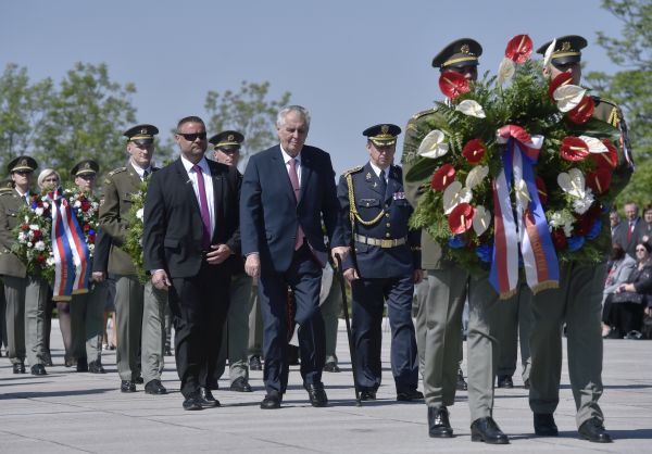 Miloš Zeman (uprostřed) na Vítkově.