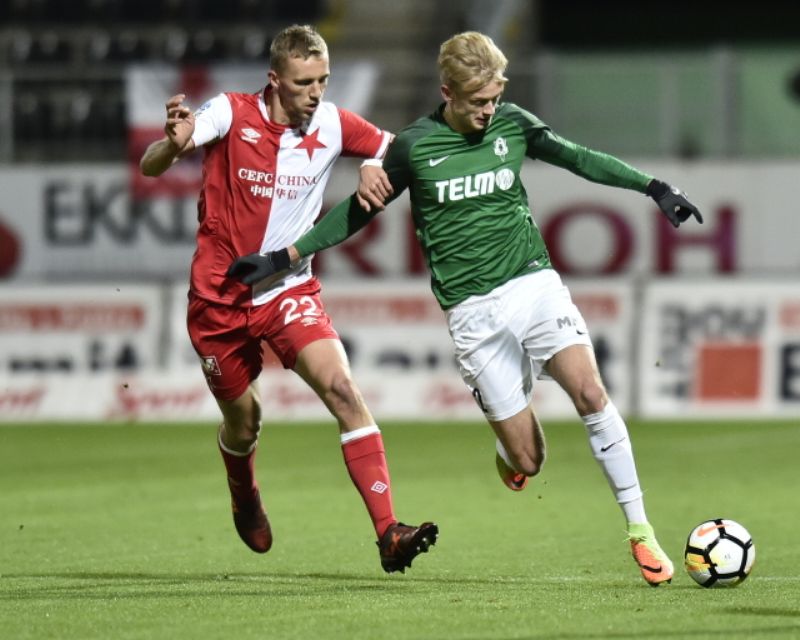 Tomáš Souček (vlevo) ze Slavie v souboji s jabloneckým Jaroslavem Zeleným.