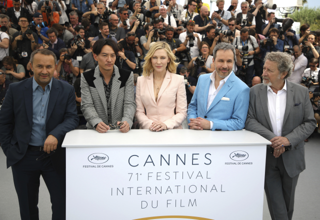 Členové poroty Andrej Zvjagincev, zleva, Chang Chen, Cate Blanchett, Denis Villeneuve a Robert Guediguian.