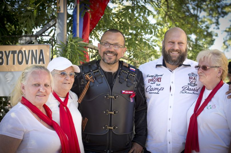 Motorkáři z ruského nacionalistického klubu Noční vlci přijeli 7. května 2018 na Olšanské hřbitovy v Praze uctít památku ruských vojáků padlých za druhé světové války. Třetí zleva je místopředseda ČSSD Jaroslav Foldyna, který jejich akci podpořil.