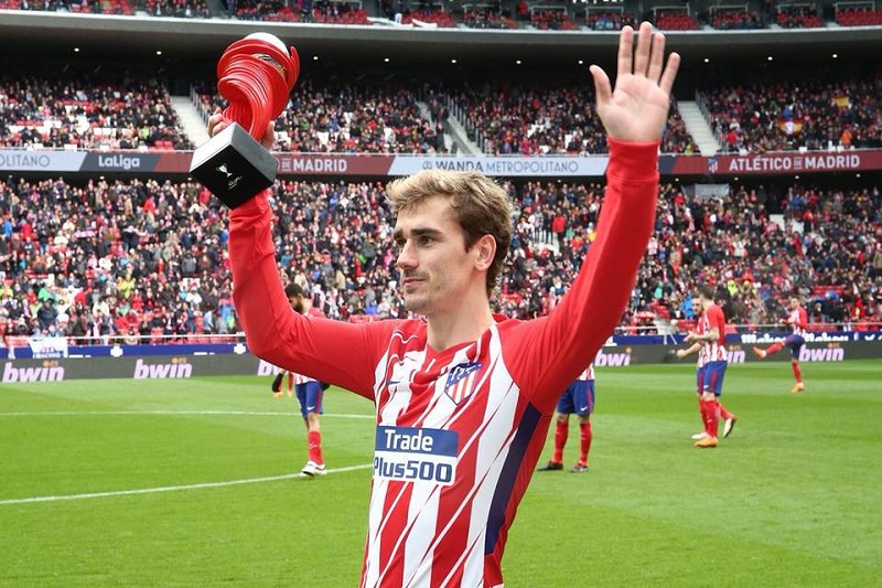 Fotbalová Barcelona stále bojuje o francouzského útočníka Antoinea Griezmanna, nově chce využít jeho výkupní klauzuli.