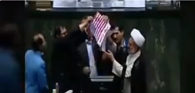 Íránský parlament po Trumpově oznámení spálil vlajku USA.