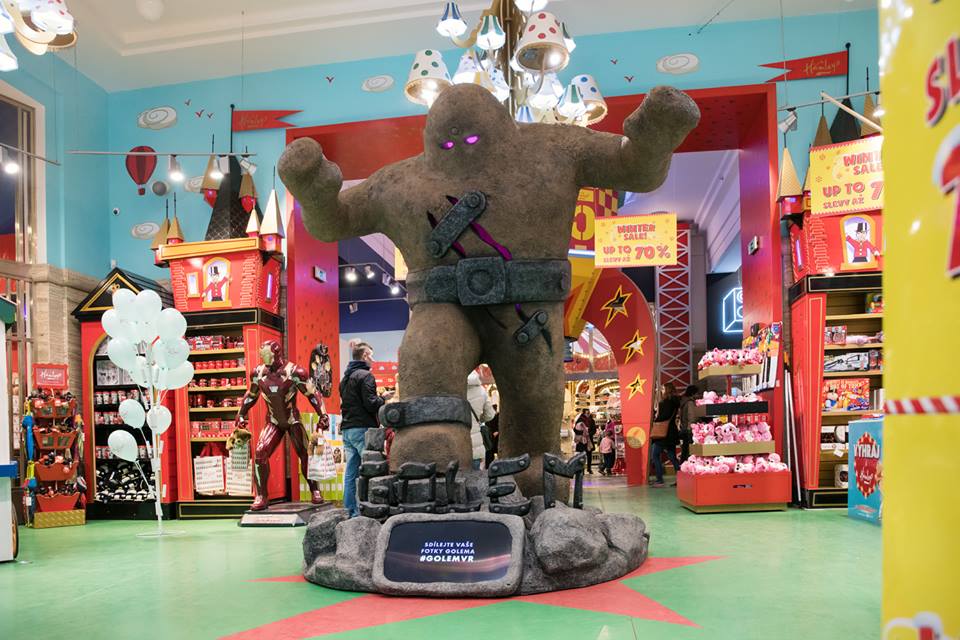 Socha Golema v pražském hračkářství Hamleys.