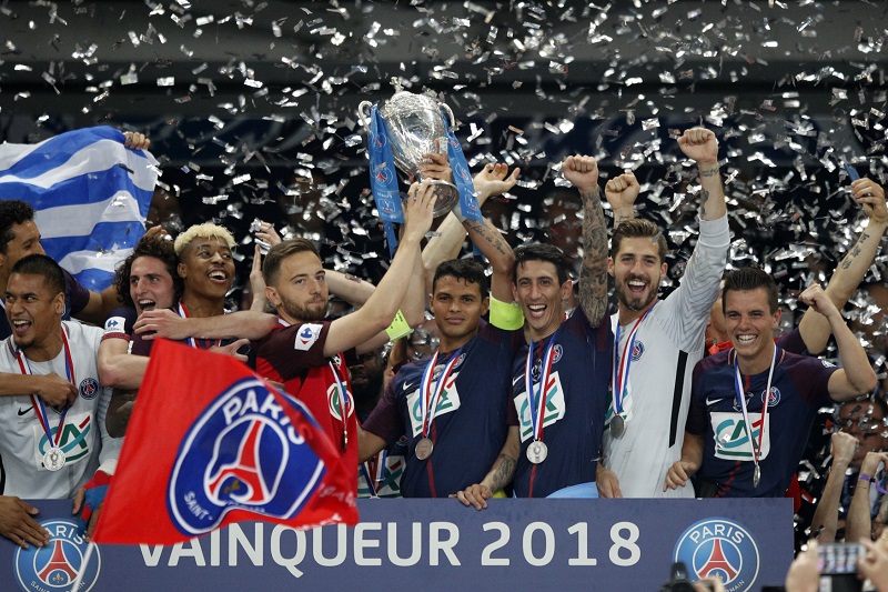 Finále francouzského poháru nabídlo nevídanou scénu. Společně s hráči vítězného PSG totiž zvedl trofej kapitán poraženého outsidera.