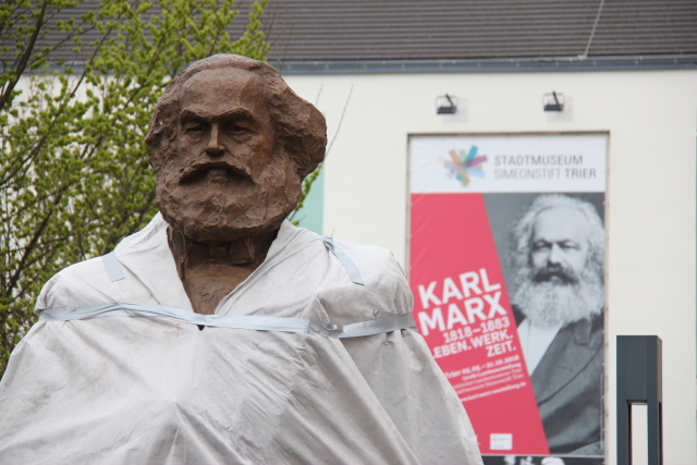Nadživotní sochu Karla Marxe postavili 13. dubna 2018 v jeho rodišti, německém Trevíru k příležitosti 200. výročí jeho narození.