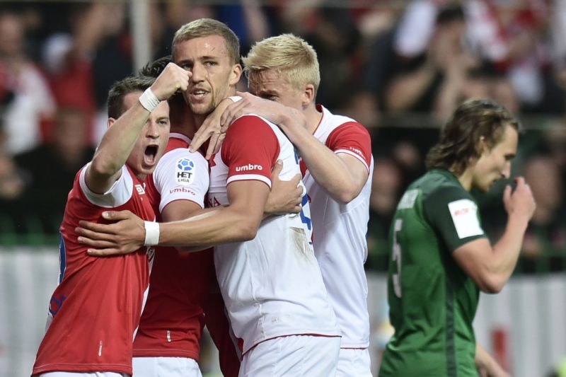 Fotbalisté Slavie se radují ze vstřelené branky ve finále MOL Cupu.