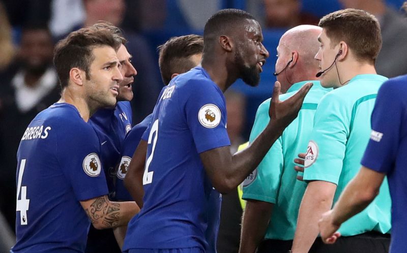 Hráčům Chelsea se některé výroky sudích nelíbily.