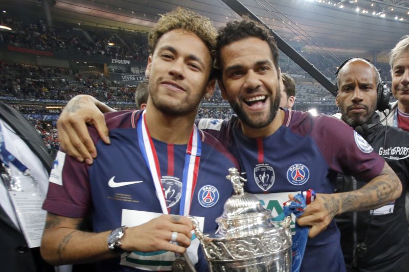 Dani Alves (vpravo) s trofejí pro vítěze Francouzského poháru. Zranění z finále jej však možná připraví o účast na MS.