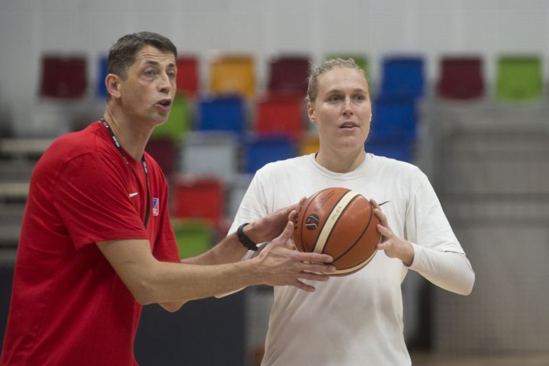Trenér českých basketbalistek Štefan Svitek chce vyzkoušet nové tváře.