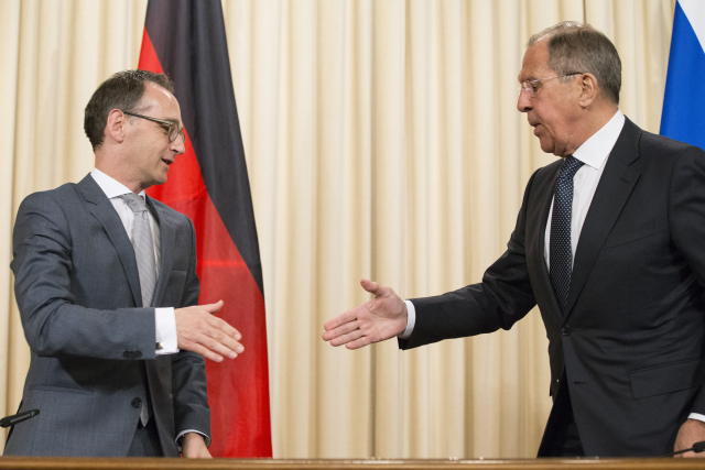 Zleva: Šéf německé diplomacie Haiko Maas a Sergej Lavrov.