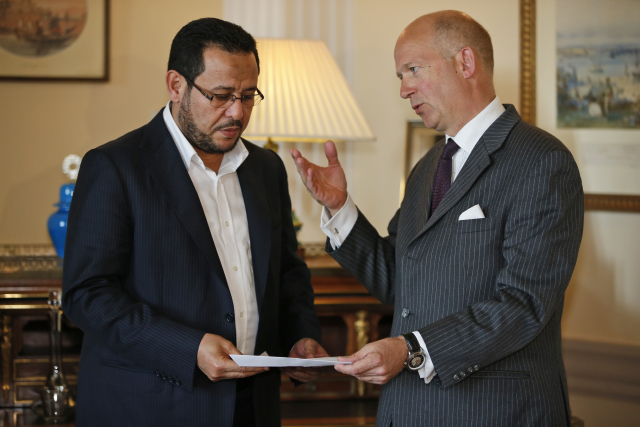 Dominick Chilcott (vpravo) předal omluvný dopis od britské vlády Abdalu Hakimovi Belhadžovi.