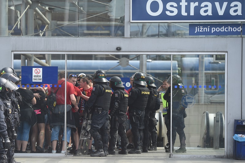 Sparťanští fanoušci pod dohledem těžkooděnců na ostravském nádraží.