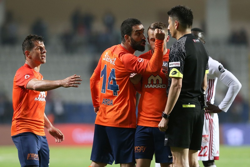 Arda Turan vyhrožoval rozhodčímu a hrubě mu nadával.