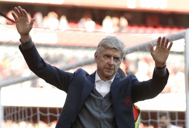 Podle Arséna Wengera se Premier League brzy bude hrát uprostřed pracovního týdne.