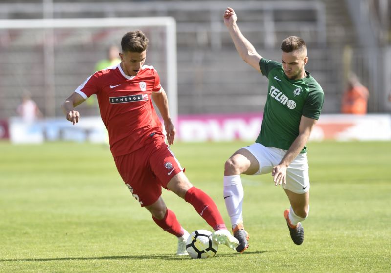 Antonín Růsek (vlevo) a jeho Brno musí zabrat, jinak poputuje o ligu níž.
