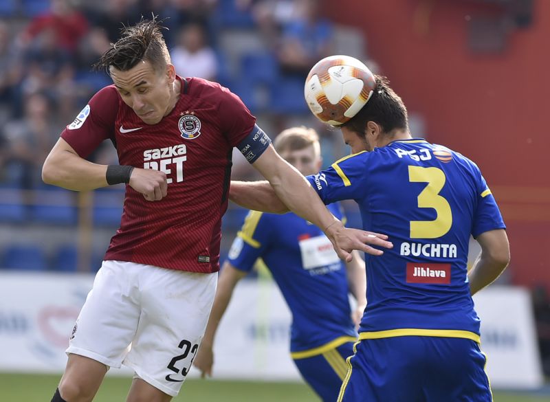 Josef Šural v hlavičkovém souboji s Buchtou.