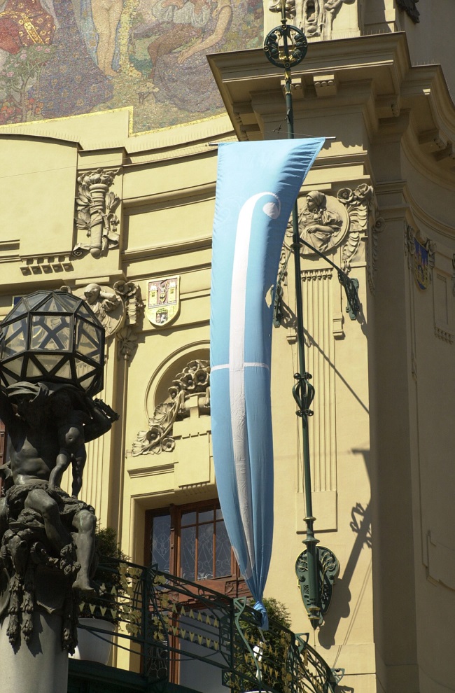 Obecní dům s logem festivalu Pražské jaro.