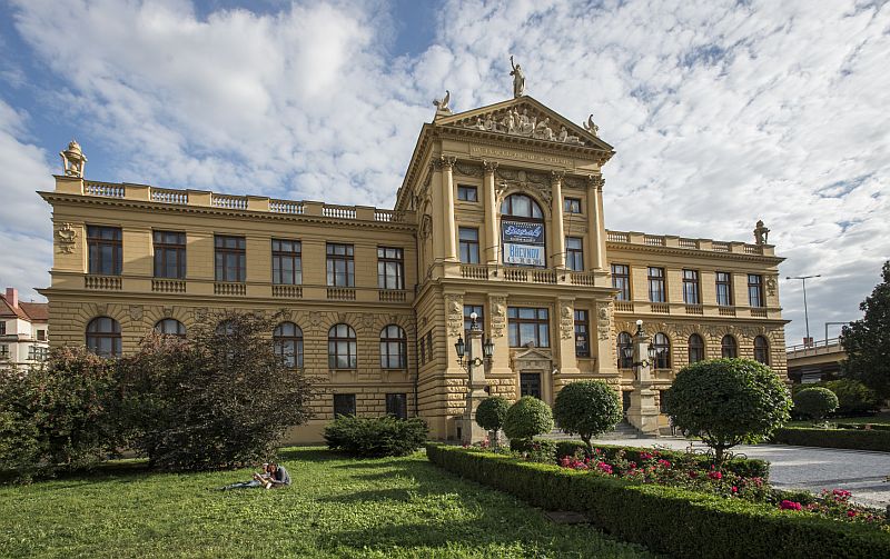 Hlavní budova muzea byla zpřístupněna veřejnosti v září 1900. Majestátní novorenesanční dům, který je od roku 1958 kulturní památkou, byl postaven v letech 1896 až 1898 podle návrhu architekta Antonína Balšánka.