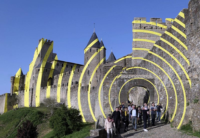 Žluté kružnice na zdech středověkého pevnostního města Carcassonne.