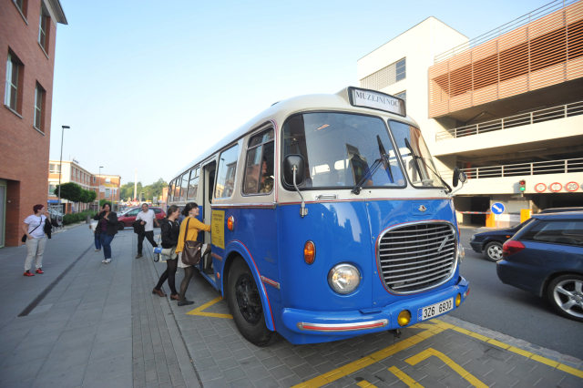 Návštěvníky muzejní noci sveze historický autobus.