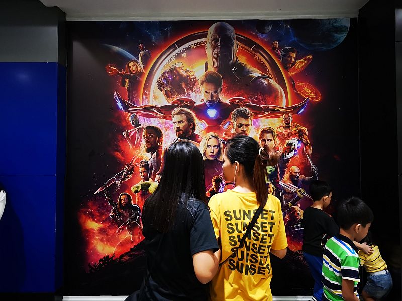 Plakát na filmové Avengers.