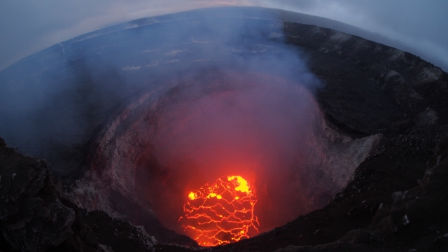 Havajská sopka Kilauea hrozí zničujícím únikem magmatu.