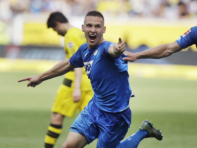 Pavel Kadeřábek se raduje po své trefě do sítě Dortmundu.