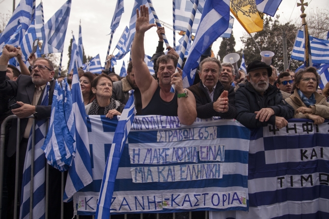 Demonstrující Řekové, kteří protestují proti názvu Makedonie. 