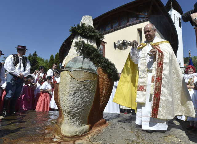 Farář Hubert Wojcik při svěcení pramene svatého Josefa.