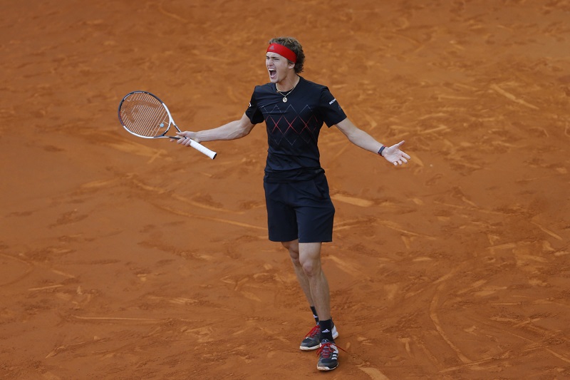 Zverev se raduje z porážky Thiema a slaví titul v Madridu.