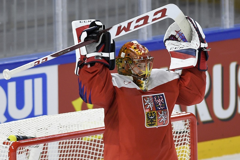 David Rittich se raduje po vychytané nule proti Francii.