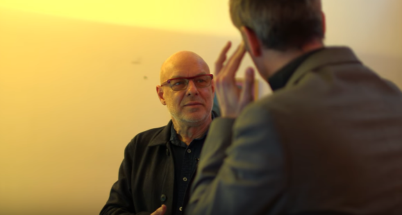 Britský hudebník a producent Brian Eno.