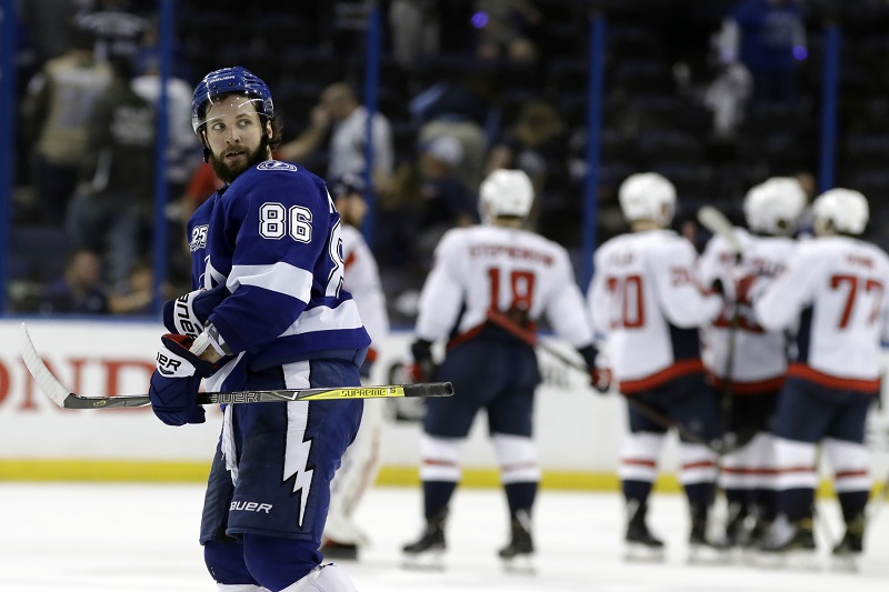 Hokejisté Tampy neunesli v utkání s Washingtonem emoce na uzdě. Nikita Kučerov kopl soupeře bruslí do nohy, Cedric Paquette zase poslal ke střídačce Capitals ironický polibek.