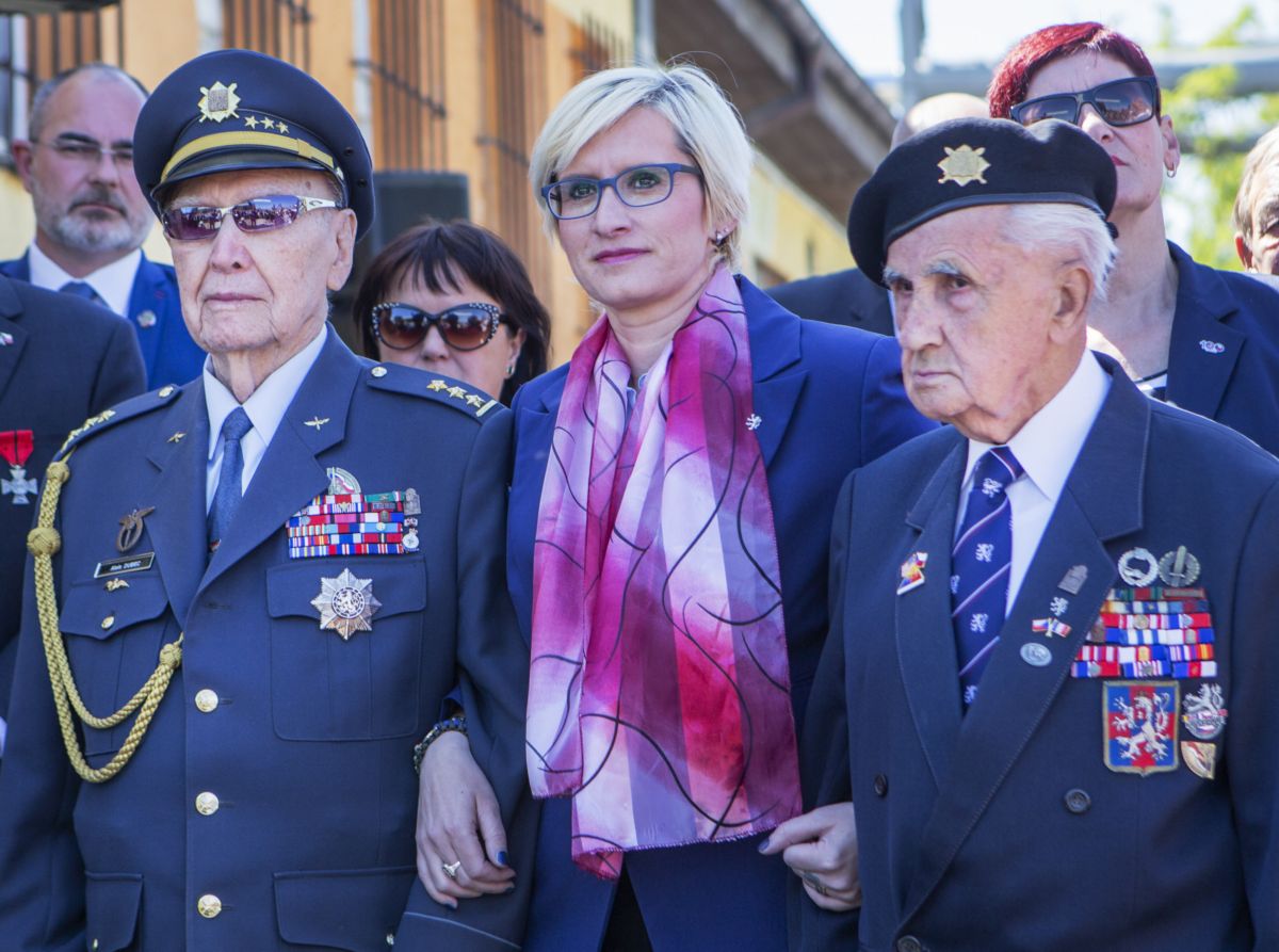 Veterán Alois Dubec (vlevo), ministryně obrany v demisi Karla Šlechtová a veterán Josef Švarc (vpravo) se zúčastnili 6. května 2018 v Plzni odhalení nového pomníku letcům RAF, kteří se narodili v již zaniklé plzeňské čtvrti Karlov. 