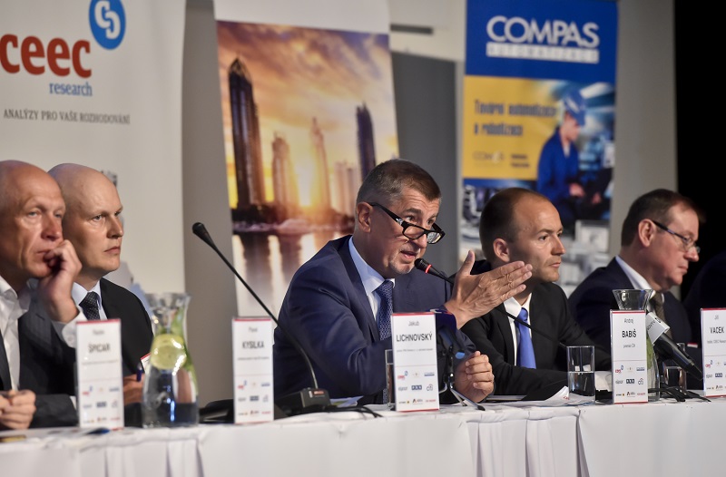 Premiér v demisi Andrej Babiš (uprostřed) vystoupil 15. května na výstavišti PVA v Praze-Letňanech na setkání lídrů českého průmyslu a exportu 2018 a zahájení panelu Hospodářská politika ČR v rámci 17. mezinárodního průmyslového veletrhu For Industry.