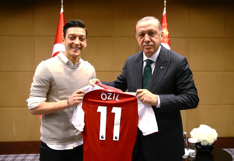 Německý fotbalista Mesut Özil s tureckým prezidentem Erdoganem.