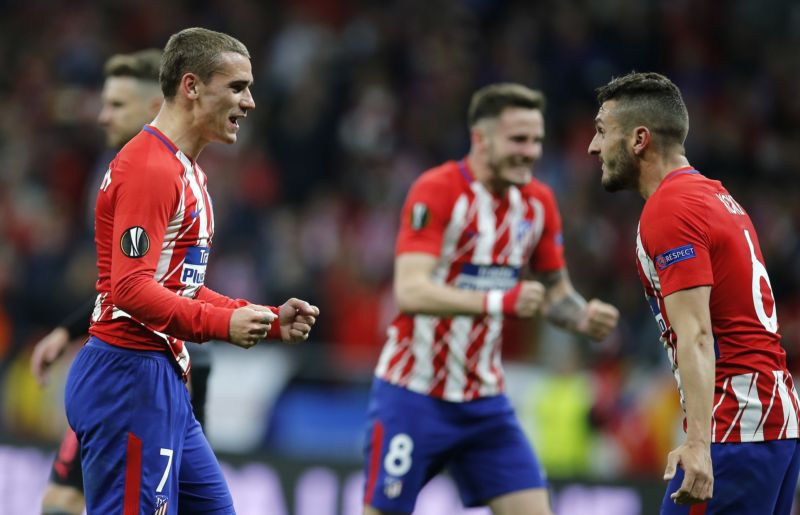 Antoine Griezmann (vlevo) se raduje po postupu přes Arsenal.