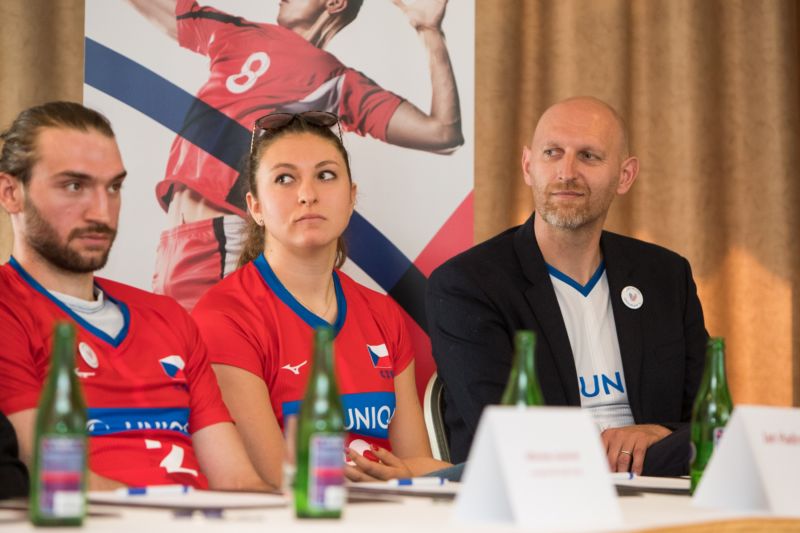 Předseda Marek Pakosta (vpravo) s nejlepšími volejbalisty České republiky Janem Habravou a Michaelou Mlejnkovou. Předseda Marek Pakosta (vpravo) s nejlepšími volejbalisty České republiky Janem Habravou a Michaelou Mlejnkovou.