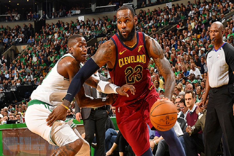 LeBron James nastřílel v druhém utkání finálové série Východní konference 42 bodů, jeho Cleveland však opět prohrál.