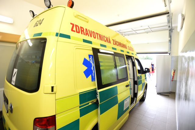 Do sanitky na dálnici D7 narazilo auto, čtyři zranění