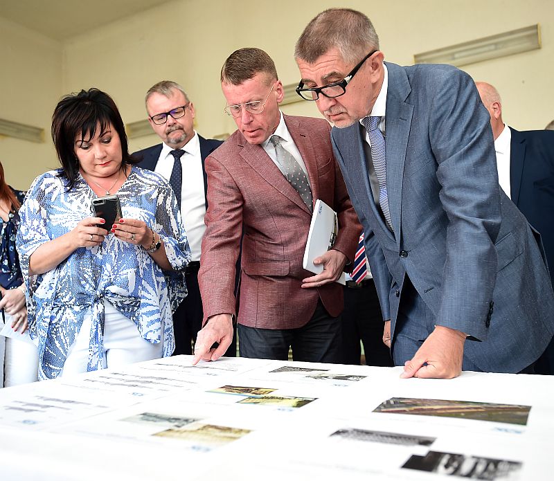 Premiér Andrej Babiš (vpravo) a další členové vlády v demisi.