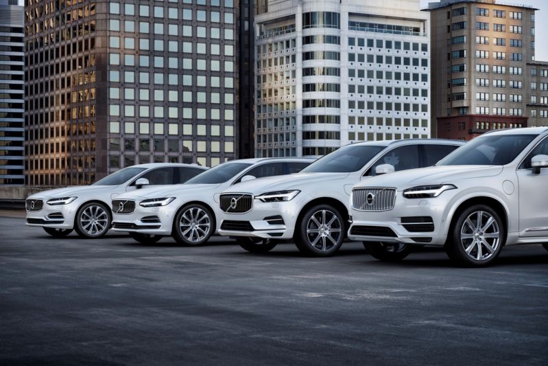 Volvo se chystá vyřazovat spalovací agregáty a nahrazovat je hybridními variantami. 