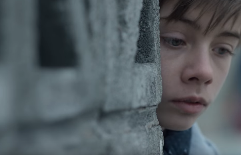 Na krátko je film o dětech, které předčasně dospívají v prostředí neúplné rodiny.