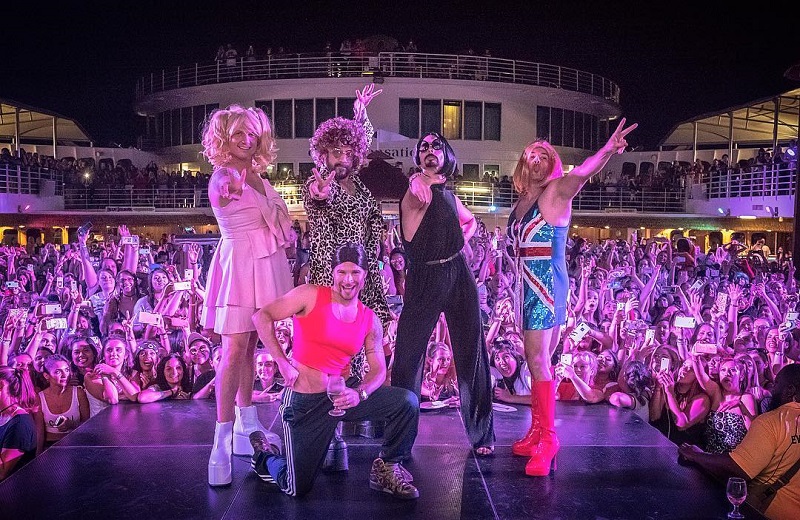 Backstreet Boys zase řádí. Převlékli se za slavnou dívčí kapelu.