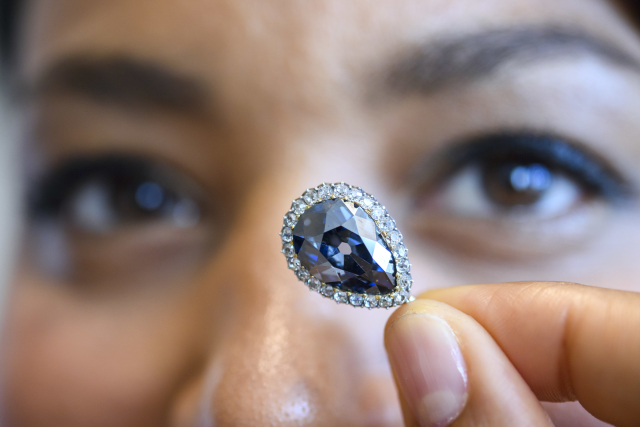 Vzácný modrý diamant Farnese Blue.