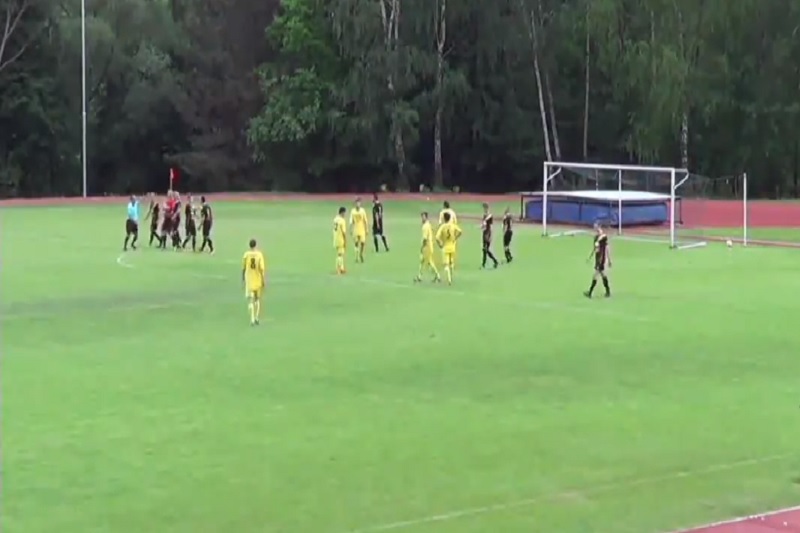 Fotbalový rozhodčí Jan Mach předvedl v utkání krajského přeboru strašlivý výkon.