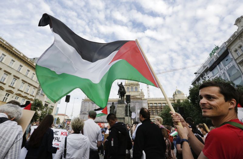 Demonstrace za práva Palestinců na Václavském náměstí.