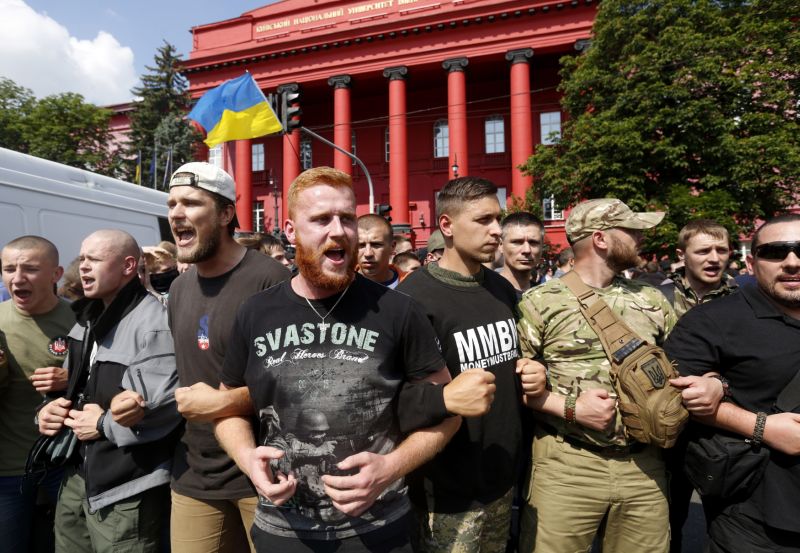 Extremisté, odpůrci LGBT komunity.