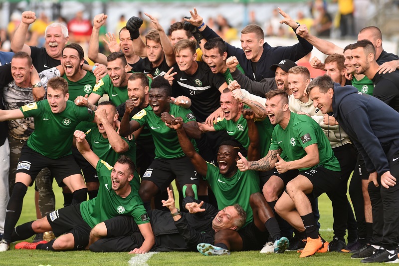 Příbramští fotbalisté po remíze v Opavě slavili návrat do první ligy. Příbramští fotbalisté po remíze v Opavě slavili návrat do první ligy.